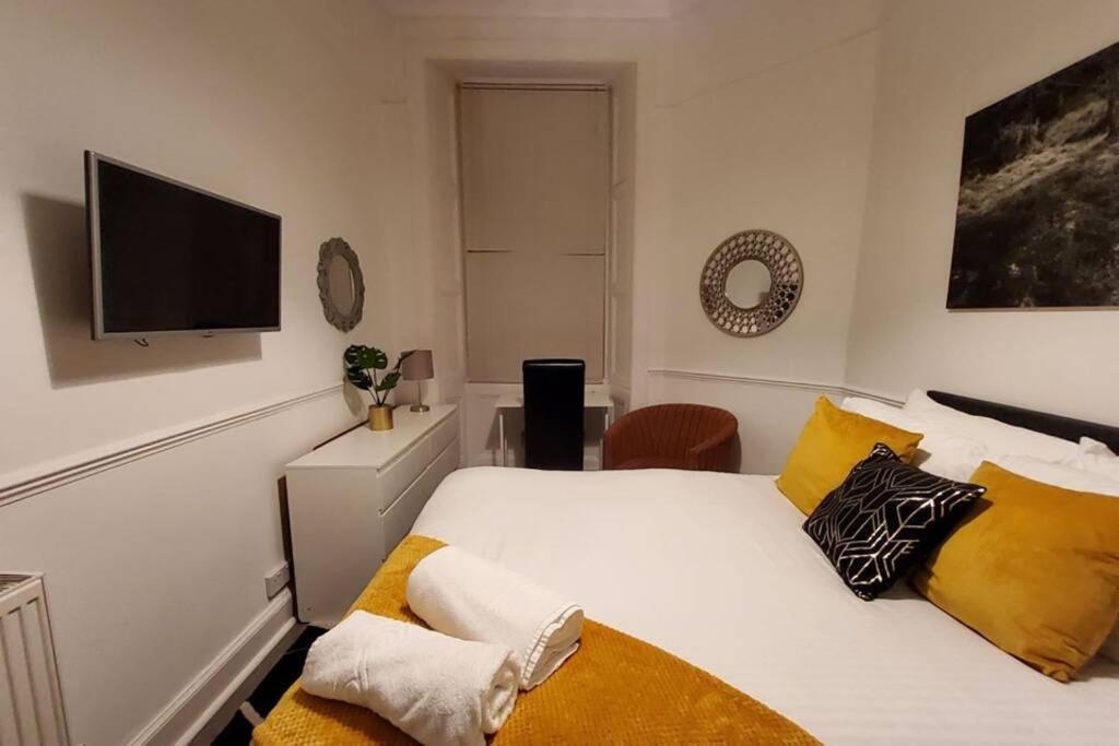 אדינבורו Leith Spectacular Apartment By Sensational Stay Short Lets & Serviced Accommodation With 6 Separate Beds & 2 Baths מראה חיצוני תמונה